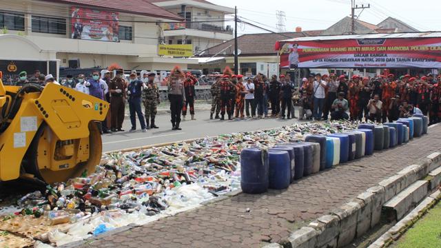 Pemusnahan 10 ribu botol miras, puluhan liter ciu dan narkoba oleh Polres cilacap menjelang Natal dan tahun baru 2019. (Foto: Liputan6.com/Polres Cilacap/Muhamad Ridlo)