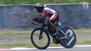 Atlet ParaCycling, Anwar Saipul saat laga di nomor Mens C3 Individual Time Trial Road Race Asian Para Games 2018 di Sirkuit Sentul, Bogor, Senin (8/10). Anwar Saipul berhasil merebut medali perak. (Liputan6.com/Helmi Fithriansyah)