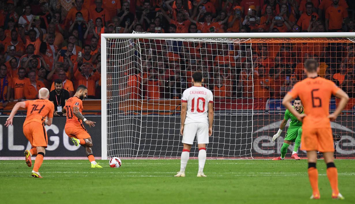 Striker Belanda, Memphis Depay melakukan tendangan penalti ke gawang Turki pada kualifikasi Grup G Piala Dunia Qatar 2022 di stadion Johan Cruijff Arena di Amsterdam (8/9/2021). Belanda menang telak atas Turki 6-1. (AFP/John Thys)