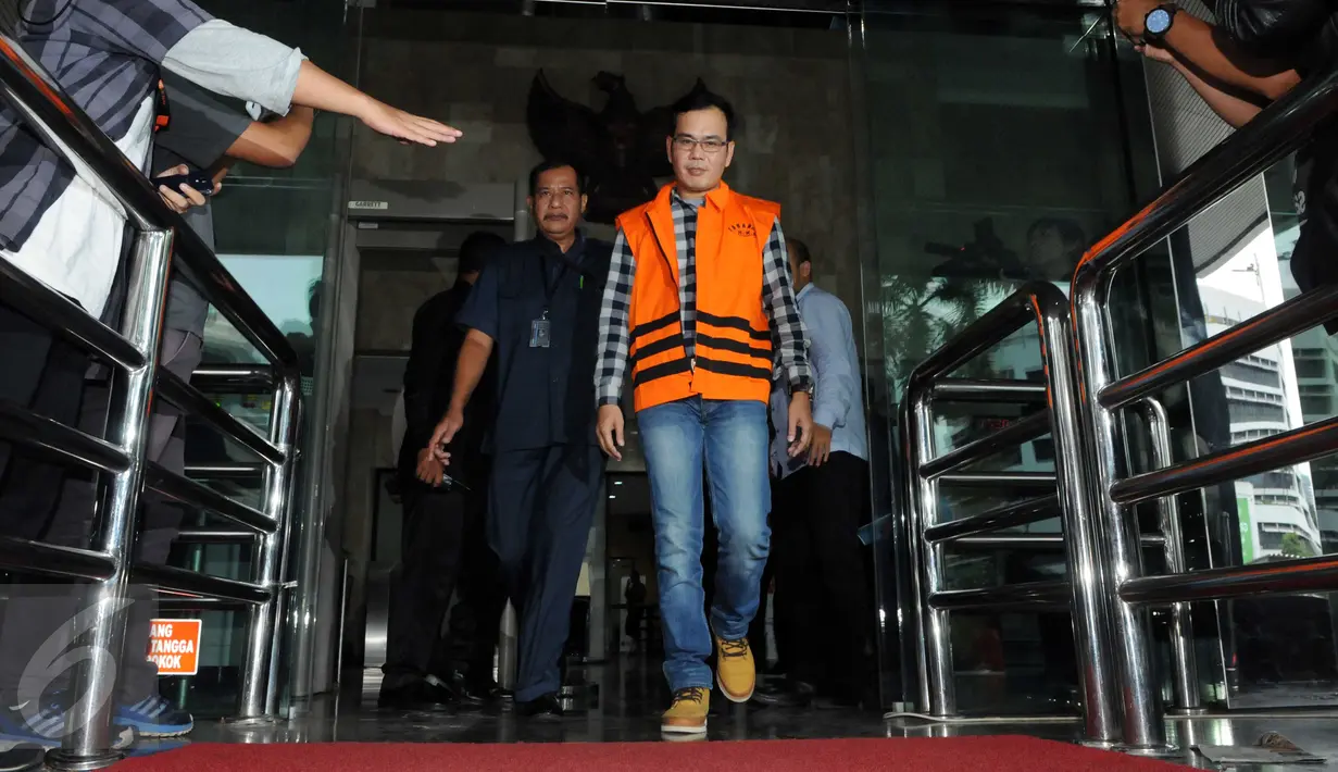 Pimpinan DPRD Muba, Aidil Fitri usai menjalani pemeriksaan KPK, Jakarta, Selasa (15/12/2015). Aidil diperiksa terkait kasus dugaan suap LKPJ 2014 Bupati Muba, Pahri Azhari dan pengesahan APBD 2015 Kabupaten Muba. (Liputan6.com/Helmi Afandi)