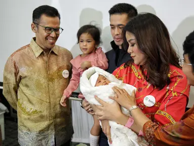 Artis Olla Ramlan bersama suaminya Aufar Hutapea memberikan keterangan kelahiran anak ke tiganya di RSUD Bunda Jakarta, Selasa (7/11). Olla Ramlan melahirkan bayi perempuan melalui persalinan cesar, 3 November 2017 lalu. (Liputan6.com/Faizal Fanani)