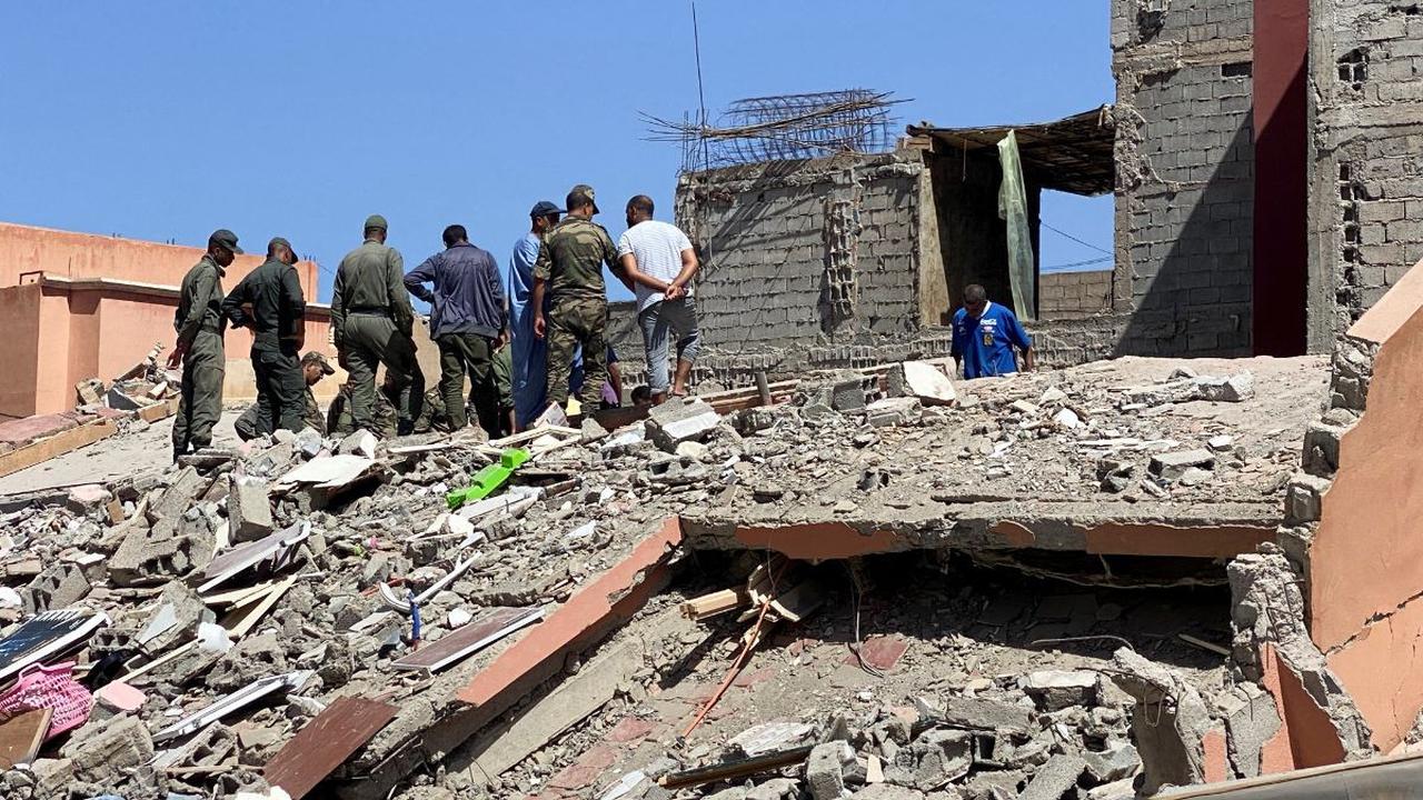 Di Moulay Brahim, sebuah desa di dekat pusat gempa sekitar 40 kilometer sebelah selatan Marrakesh, warga menggambarkan bagaimana mereka menggali mayat dari reruntuhan dengan tangan kosong.