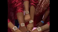 Jam tangan mewah keluaran Audemars Piguet yang dibagikan oleh Anant Ambani untuk pengiring pengantinnya. (dok. Instagram @theindianhorology/https://www.instagram.com/reel/C9XqhortOom/?utm_source=ig_embed&amp;utm_campaign=loading/Dinny Mutiah)