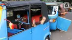 Pengemudi bajaj tengah beristirahat saat menunggu penumpang di kawasan Taman Puring , Jakarta, Minggu (11/7/2021). Dampak dari PPKM darurat membuat penghasilan para pengemudi bajaj menurun drastis hingga 70 pesen. (Liputan6.com/Angga Yuniar)