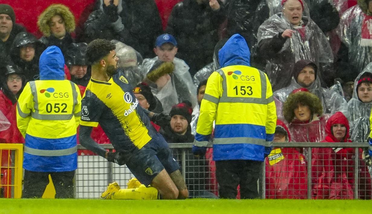Selebrasi gelandang Bournemouth, Philip Billing setelah mencetak gol kedua timnya ke gawang Manchester United pada laga pekan ke-16 Liga Inggris 2023/2024 di Old Trafford Stadium, Sabtu (9/12/2023). (AP Photo/Jon Super)