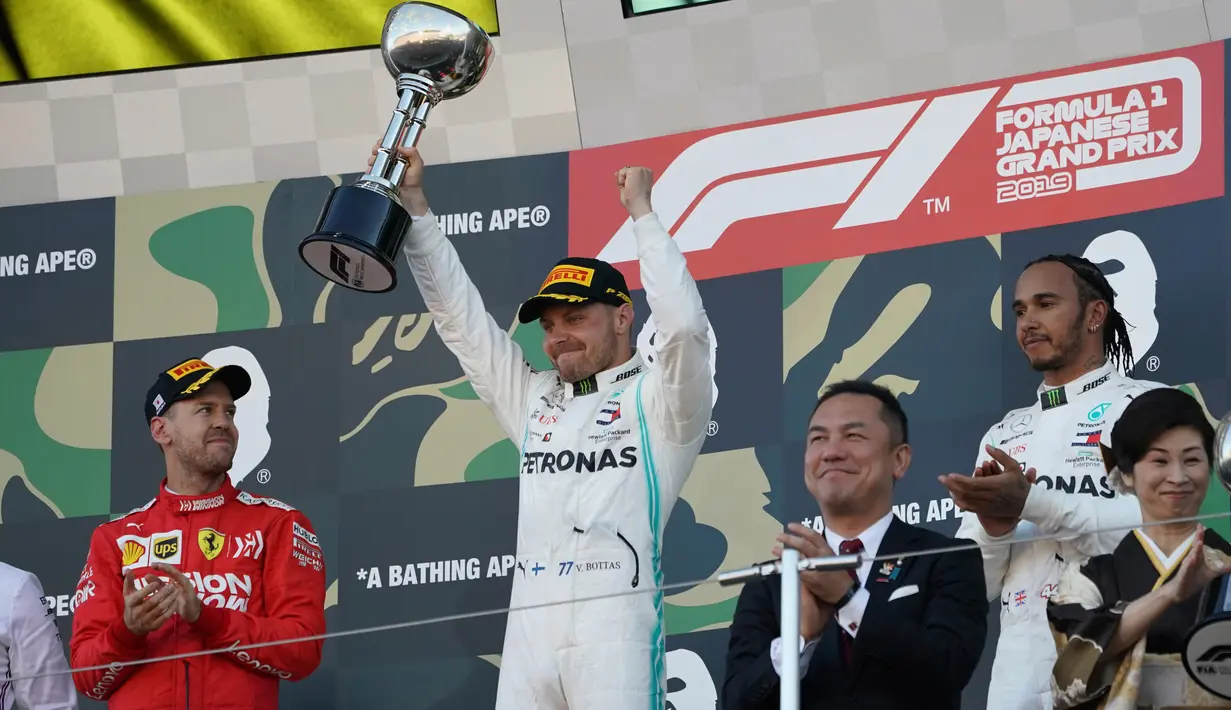 Pembalap Mercedes, Valtteri Bottas mengangkat trofi Formula 1 (F1) GP Jepang di Sirkuit Suzuka, Minggu (13/10/2019). Valtteri Bottas sukses mengungguli pembalap Ferrari, Sebastian Vettel dan pembalap Mercedes Lewis Hamilton . (AP P/Toru Hanai)