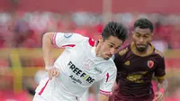 Gavin Kwan (kiri) saat beraksi membela Persis Solo menghadapi PSM Makassar di Liga 1 2022/2023. (Bola.com/Dok. Persis Solo)