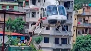 Helikopter Evakuasi Korban Banjir Bandang di Nepal