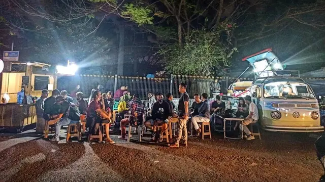 Nongkrong di Kedai Kopi Berjalan di Bandung Sembari Ditemani Lagu-Lagu Karaoke