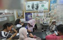 Rupiah tembus Rp 14.000, warga serbu money changer