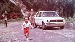 Keluarga yang menggunakan VW Glof MK1 sedang parkir di dekat tangga menuju Villa Soekarno sekitar Rindu Alam. (Source: Instagram/@zainalsiregar via Instagram/@groupotomotif1990)