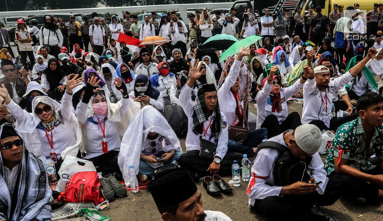 Sejumlah Guru honorer Kategori 2 beristigosah saat menggelar aksi di depan gedung MPR/DPR, Jakarta, Senin (23/7). Aksi ini digelar di tengah pejabat sedang melakukan rapat gabungan lanjutan bersama lintas kementerian. (Liputan6.com/JohanTallo)