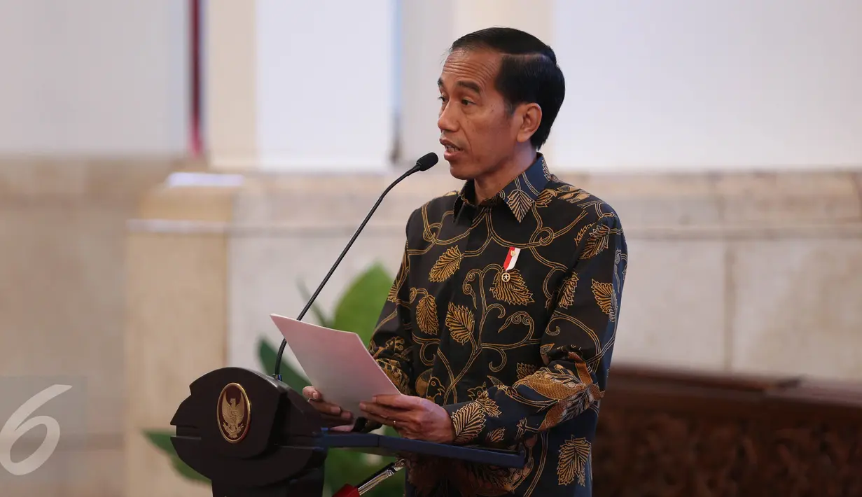 Presiden Joko Widodo (Jokowi) menyampaikan sambutan saat penyerahan Daftar Isian Penyelenggaraan Anggaran (DIPA) 2017 dan Anugerah Dana RAKCA 2016 bagi Daerah Berkinerja Baik di Istana Negara, Jakarta, Rabu (7/12). (Liputan6.com/Faizal Fanani)