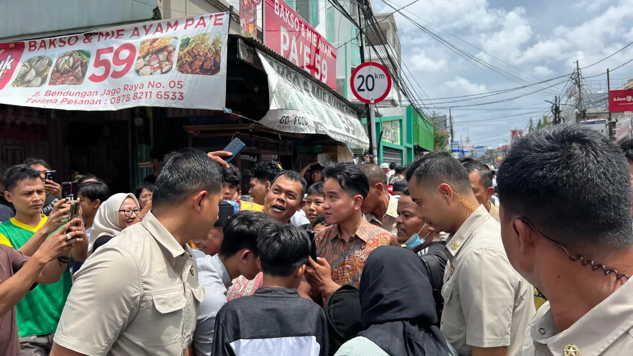 Wakil Presiden (Wapres) Gibran Rakabuming Raka mengunjungi warga terdampak kebakaran di Jl. Kemayoran Gempol RT 05 RW 06, Kelurahan Kebon Kosong, Kemayoran, Jakarta Pusat, Jumat (17/01/2025) (Dokumentasi Setwapres)
