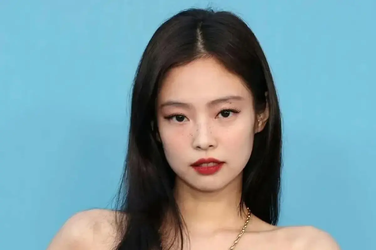 Lady in Red, Gaya Jennie BLACKPINK di Billboard Women in Music Awards 2025