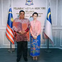 Tampil dengan Kebaya Nyonya, Fan Bingbing Kunjungi Dutch Square Malaysia Sebagai Duta Pariwisata Melaka. (dok. @abraufyusoh/Instagram/https://www.instagram.com/p/C8LvVNJJr-6/?igsh=MW8zczVkNzRoNHNpNA==/Putri Astrian Surahman)