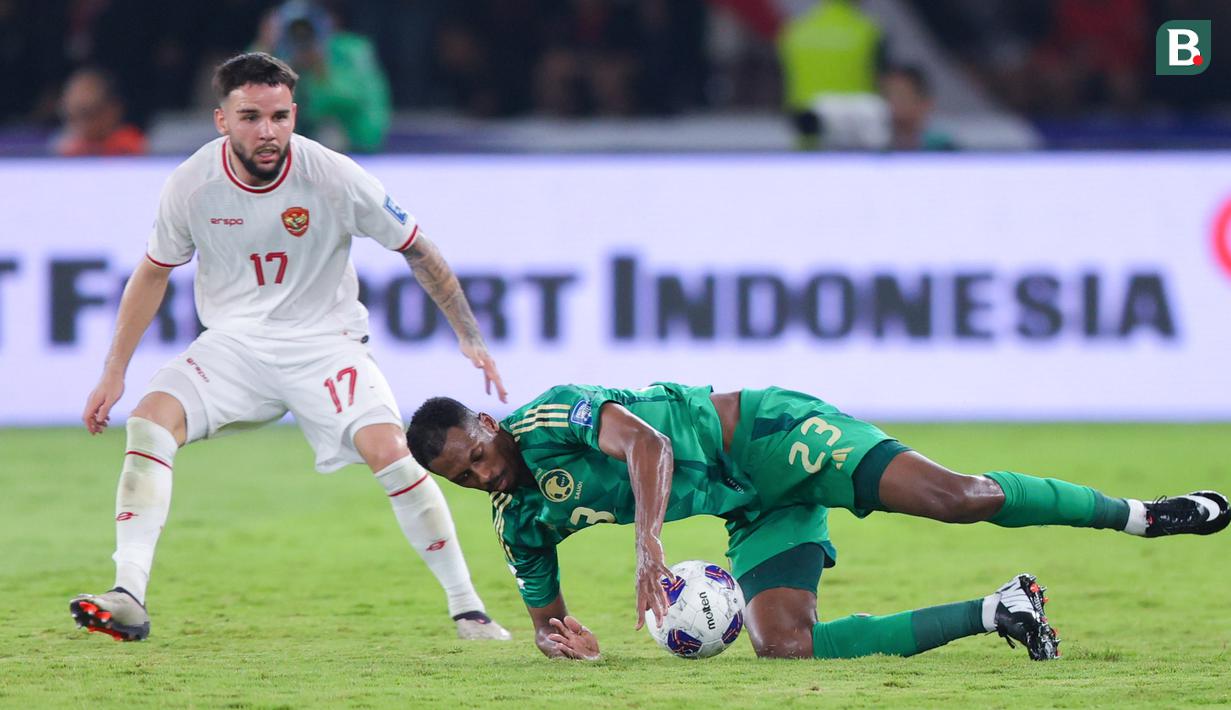 Pemain Timnas Indonesia, Calvin Verdonk, menjaga ketat pemain Arab Saudi, Mohammed Kanno, pada pertandingan lanjutan putaran ketiga Kualifikasi Piala Dunia 2026 Zona Asia di Stadion Utama Gelora Bung Karno (SUGBK), Senayan, Selasa (19/11/2024). (Bola.com/M Iqbal Ichsan)