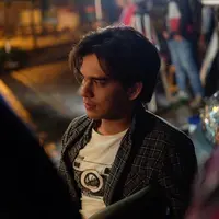 Sudah berkepala tiga, penampilan pria alumni Universitas Paramadina ini terlihat awet muda dengan kemeja flanel yang dipadukan dengan kaos. (Liputan6.com/IG/@azofrangga)