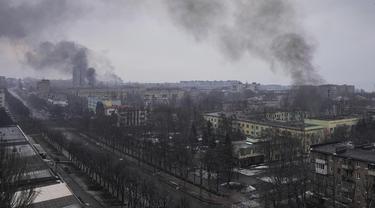Serangan Udara Rusia Hancurkan Rumah Sakit Bersalin di Ukraina. (AP Photo/Evgeniy Maloletka)