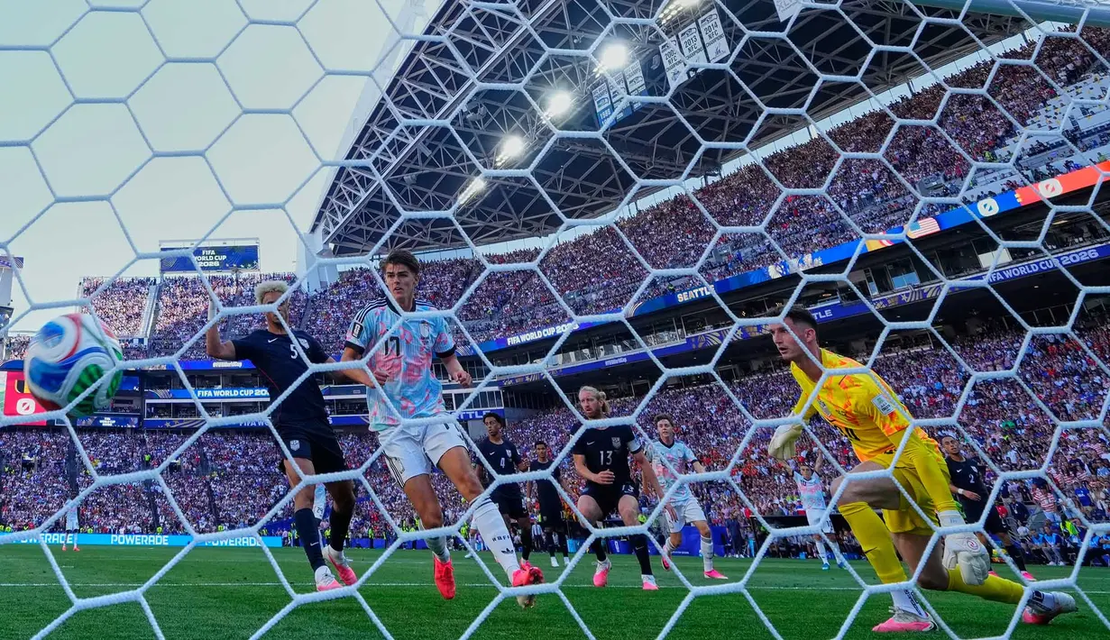 Pemain Belgia Charles De Ketelaere mencetak gol pembuka selama pertandingan sepak bola babak 16 besar Piala Dunia antara Amerika Serikat dan Belgia di Seattle, Senin, 6 Juli 2026. (AP Photo/Manu Fernandez)