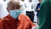 Seorang kakek berusia 104 tahun menerima suntikan vaksin Covid-19 di Rumah Sakit Vania, Bogor pada Selasa, 23 Maret 2021. (Foto: Dokumentasi Dinas Kesehatan Kota Bogor)