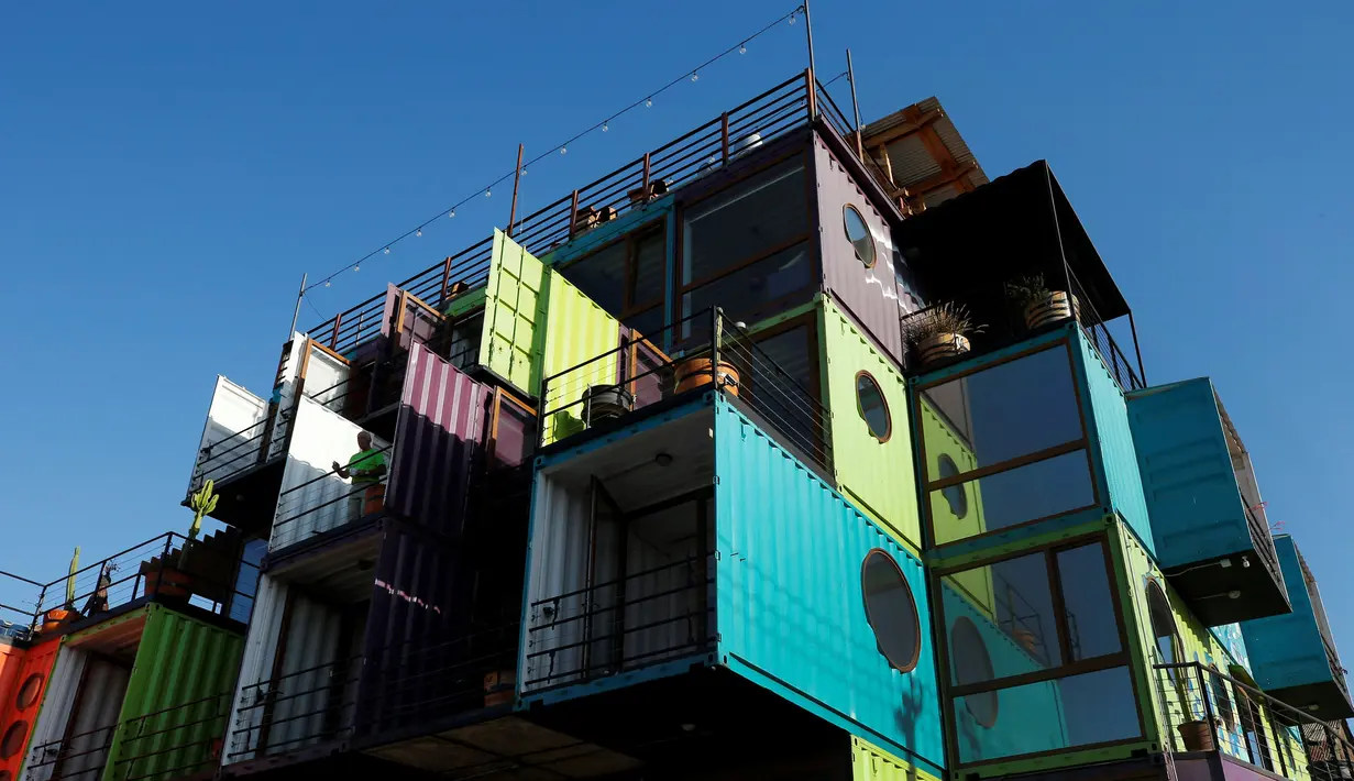 Seorang pria berdiri di Hotel WineBox Valparaiso, Valparaiso, Chile, Senin (11/3). Pembuat Hotel WineBox Valparaiso mendapatkan konteiner bekas untuk membangun hotelnya dari pelabuhan terdekat. (REUTERS/Rodrigo Garrido)