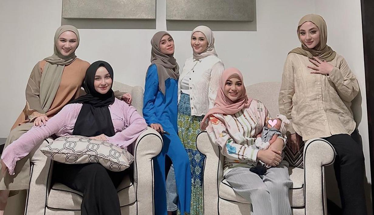 Tidak hanya saat arisan, Geng Mamayu selalu luangkan waktu untuk bertemu di momen lain meski punya kesibukan masing-masing dan tidak full team. Pasalnya seperti diketahui anggota Geng Mamayu terdiri dari artis-artis yang tengah naik daun dan punya kegiatan masing-masing di industri hiburan. Tak sedikit netizen yang menantikan momen kumpul Geng Mamayu selanjutnya. (Liputan6.com/IG/@/kesharatuliu05)
