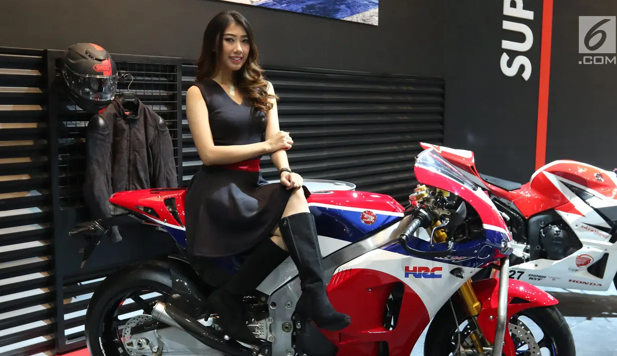 SPG duduk di sepeda motor Honda selama pameran Pameran Indonesia Motorcycle Show (IMOS) 2018 di JCC, Jakarta, Kamis (1/10). IMOS 2018  berlangsung pada 31 Oktober-4 November 2018. (Liputan6.com/Angga Yuniar)