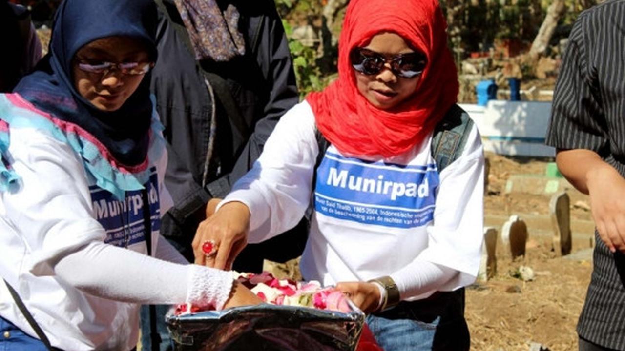 Kekhusyukan aktivis gelar tahlilan di makam Munir