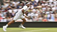 Roger Federer mengejar bola pada laga babak pertama Wimbledon 2019 melawan Lloyd Harris. (AFP/Glyn Kirk)