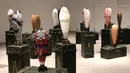 Replika bom warna-warni karya seniman Lebanon, Katya Traboulsi saat dipamerkan di Salih Barakat Gallery, Beirut, Selasa (10/4). Pameran tersebut bertajuk 'Identitas Abadi'. (ANWAR AMRO/AFP)