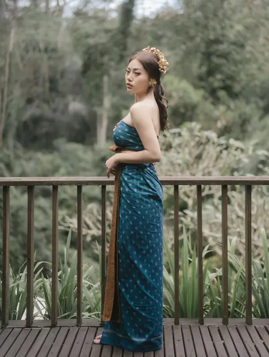 Wendy Walters juga pernah mengunggah potret cantik dirinya dalam balutan kemben kain Bali. Kain berwarna hijau tosca ini dibebatkan sederhana sebagai kemben, diberi tambahan detail kain yang diikatkan di pinggang. Wendy semakin memesona dengan aksesori rambut dan anting yang serasi, bak putri Bali. Foto: Instagram.