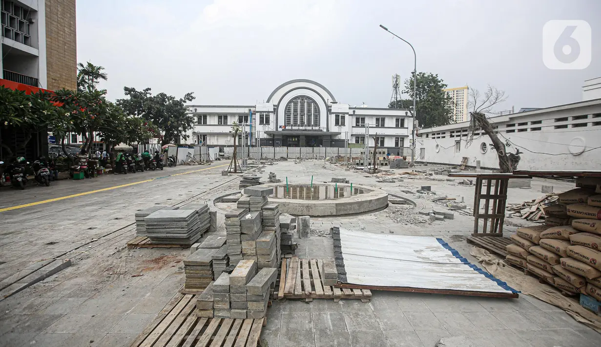 Suasana proyek revitalisasi di depan Stasiun Jakarta Kota, kawasan Kota Tua, Jakarta, Sabtu (23/7/2022). Pemprov DKI Jakarta menyatakan program revitalisasi di kawasan Kota Tua salah satunya bertujuan untuk meningkatkan aksesibilitas dengan mengintegrasikan beragam moda transportasi seperti kereta api, MRT, Transjakarta hingga angkutan perkotaan. (Liputan6.com/Faizal Fanani)