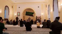 Doa bersama setelah salat Magrib di Masjid Catedral, Chelyabinsk, Rusia, pada Rabu (13/3/2024). (Dok. Liputan6.com/Muhammad Yunus Musthofa)