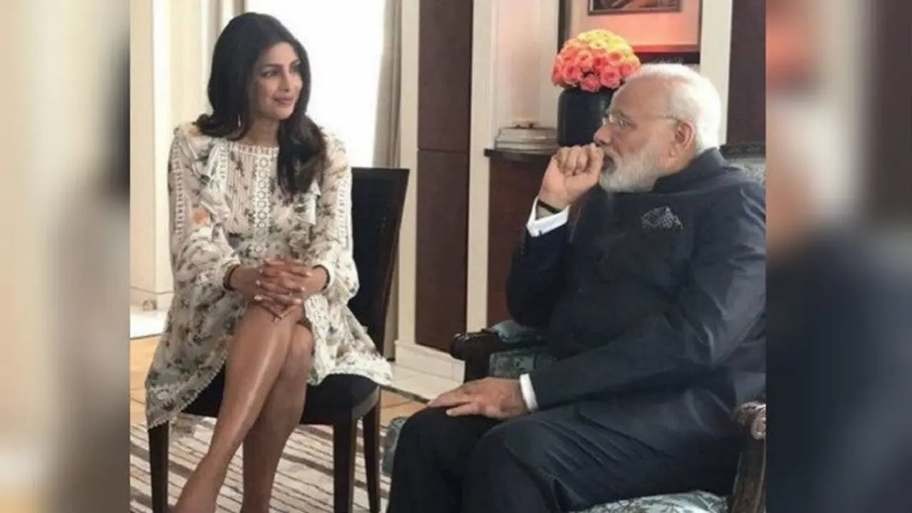 Aktris Bollywood Priyanka Chopra saat berbincang dengan PM Narendra Modi