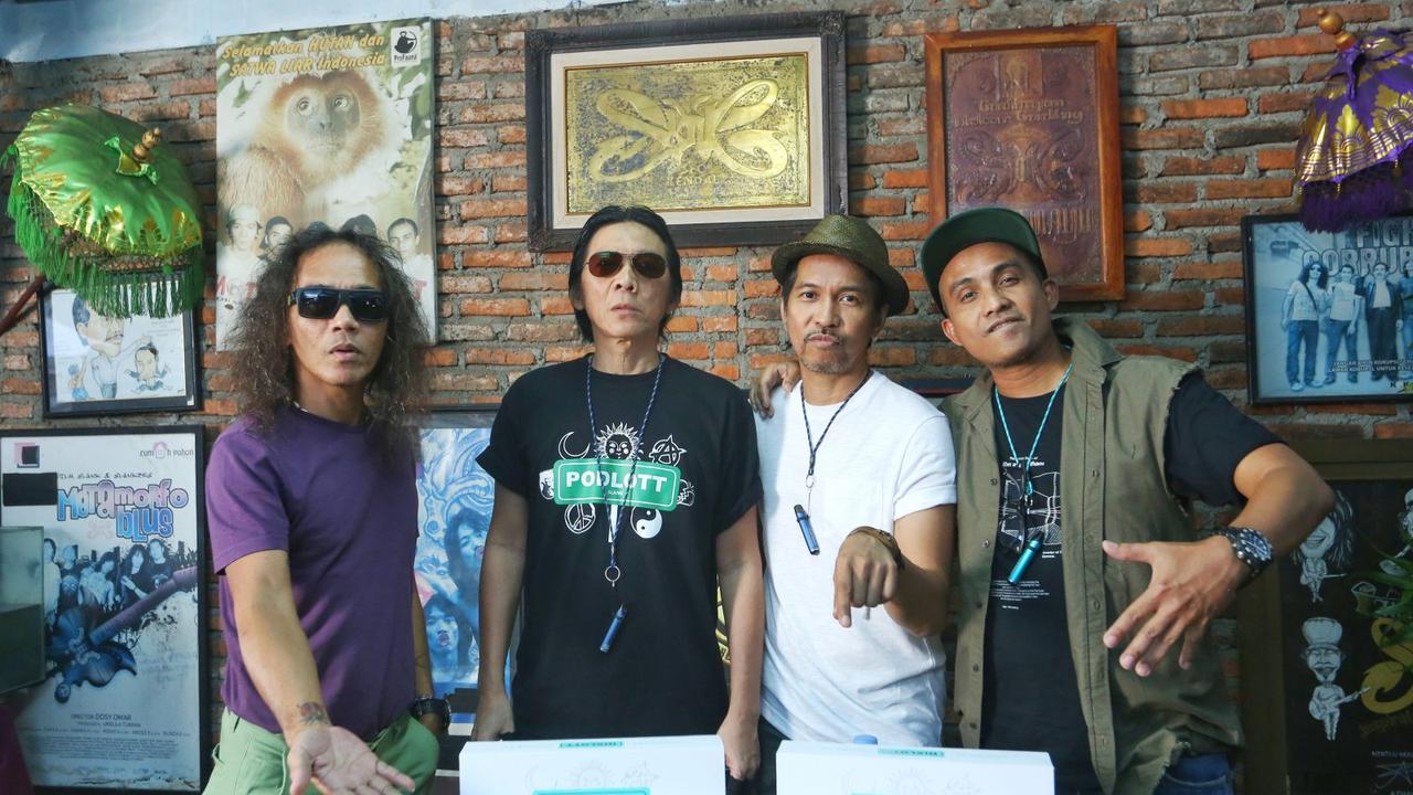 Slank memperkenalkan produk vape terbaru mereka di Potlot