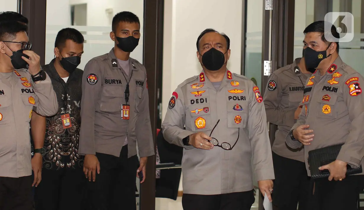 Kadiv Humas Polri Irjen Pol Dedi Prasetyo bersiap memberikan keterangan pers tentang pemeriksaan tersangka Putri Candrawathi dalam kasus dugaan pembunuhan berencana terhadap Brigadir J alias Nofriansyah Yosua Hutabarat, di Bareskrim, Mabes Polri, Jakarta, Jumat (26/8/2022). Polri memutuskan tidak melakukan penahanan terhadap Putri Candrawathi, istri Irjen Ferdy Sambo. (Liputan6.com/Herman Zakharia)