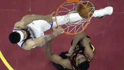 Aksi pemain Warriors, JaVale McGee (kiri) melakukan dunk melewati adangan pemain Cavaliers, Tristan Thompson pada gim ketiga final NBA basketball di Quicken Loans Arena, (6/6/2018). Warriors kalahkan Cavaliers 110-102. (AP/Carlos Osorio, Pool)