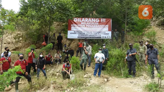 Personel gabungan bersama masyarakat setempat di lokasi eks PETI Dongi-Dongi yang telah ditutup
