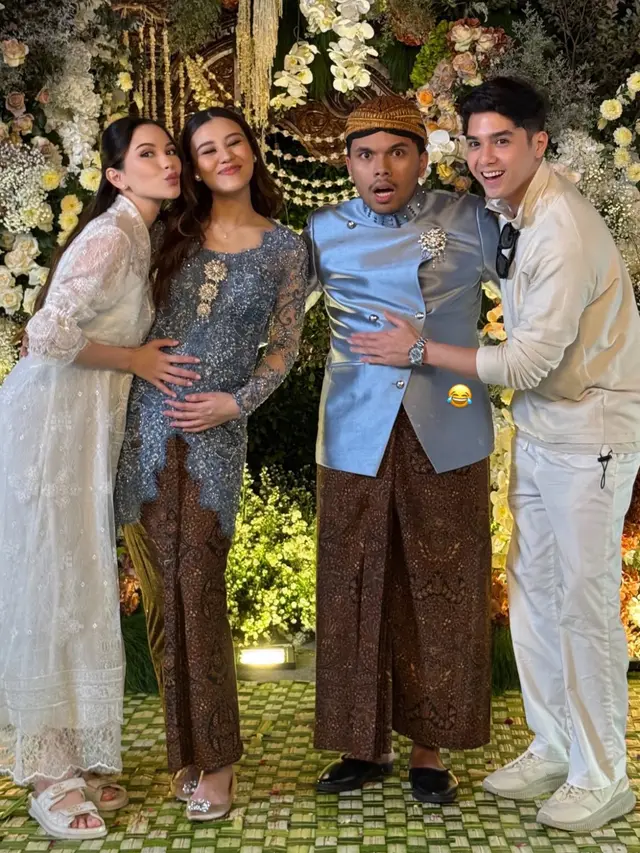 Prosesi Mitoni 7 Bulanan Aaliyah Massaid Dibalut Kebaya Brokat Baby Blue