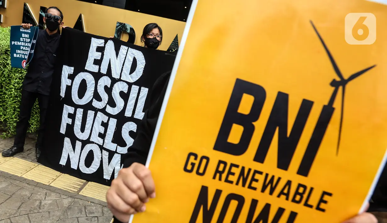 Aksi aktivis yang tergabung dalam kampanye #bersihkanbankmu di depan kantor Bank Tabungan Negara (BNI), Jakarta, Jumat (17/6/2022). Dalam aksinya mereka mempertanyakan keseriusan Bank BI dalam penghentian pembiayaan proyek batu bara dan menyerukan untuk menghentikan praktek Greenwashing. (Liputan6.com/Johan Tallo)