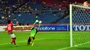 Pemain depan Timnas Indonesia, Irfan Bachdim berhadapan dengan kiper Laos Sengphachan Bounthisanh dalam laga Piala AFF Suzuki 2012, di Stadion Bukit Jalil, Kuala Lumpur, Malaysia. Kamis, 25/11/2012. Pertandingan Berakhir seri 2-2.