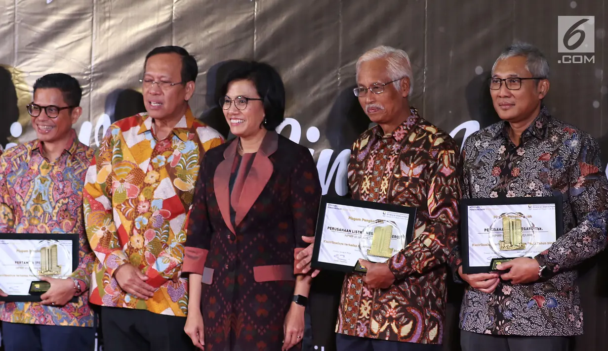 Menteri Keuangan Sri Mulyani (dua kanan) foto bersama dengan sejumlah penerima penghargaan Wajib Pajak 2019 di Jakarta, Rabu (13/3). Pada 2019 ini target penerimaan mencapai Rp 498 triliun. (Liputan6.com/JohanTallo)