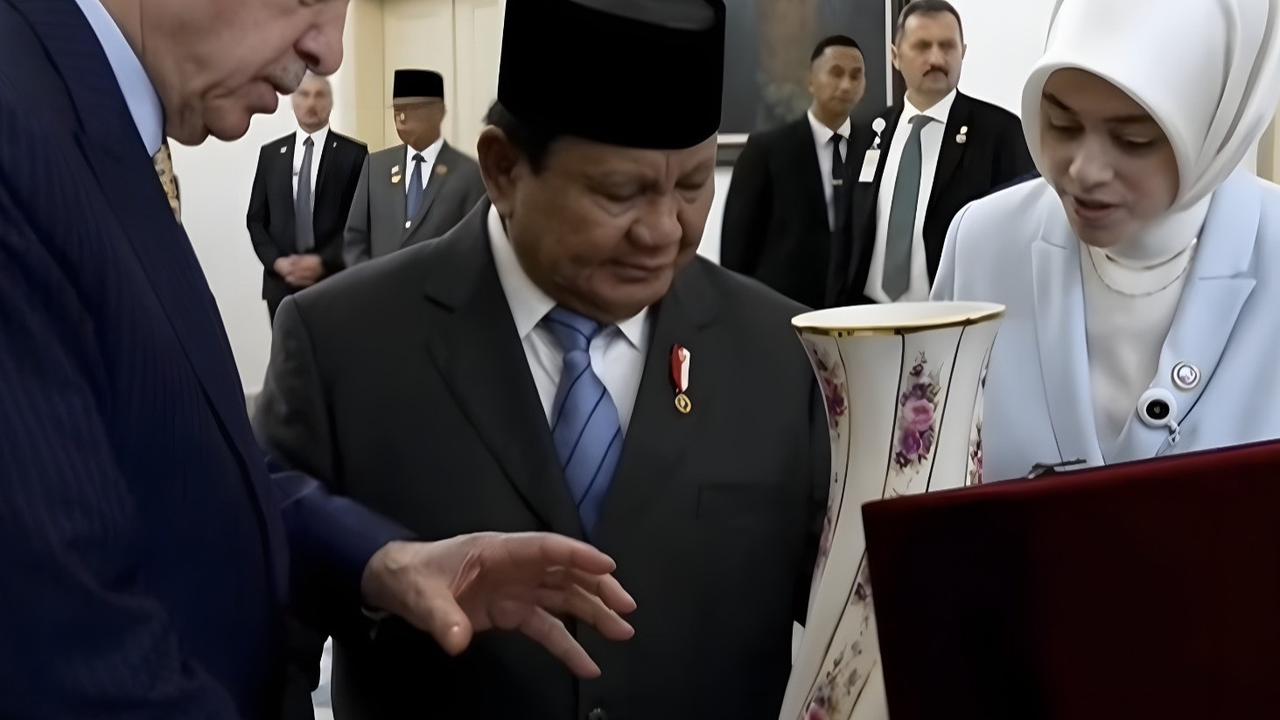 Prabowo bertukar cenderamata dengan Erdogan
