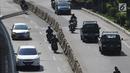 Pengendara sepeda motor melawan arah di kawasan Petukangan, Jakarta, Senin (18/6). Banyak pengendara mengabaikan keselamatan berlalu lintas di momen libur Lebaran dengan melawan arah hingga tidak mengenakan helm saat berkendara. (Liputan6.com/AnggaYuniar)