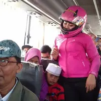 Cerita di balik foto viral cewek pakai helm di dalam bus ini akan membuat siapapun yang membacanya langsung tertampar keras! (Facebook)