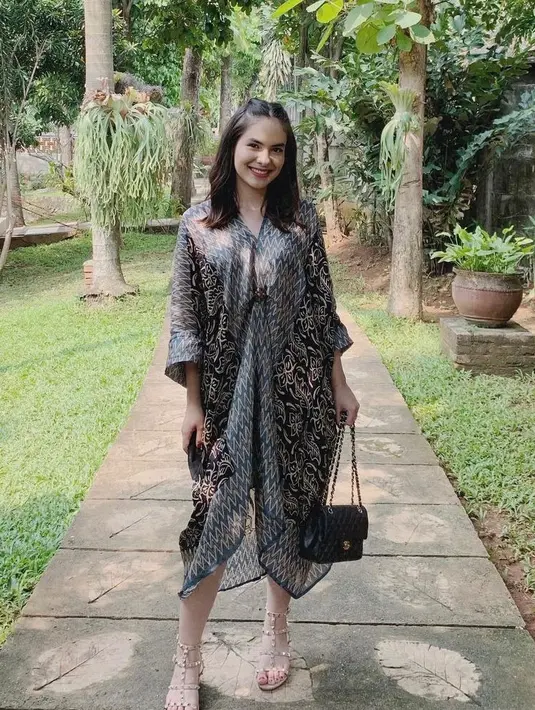 Pecinta style etnik bisa sontek kaftan midi motif batik kombinasi ini. Biar kelihatan glamor, coba padukan dengan gladiator heels warna nude! (Instagram/steffizamoraaa).