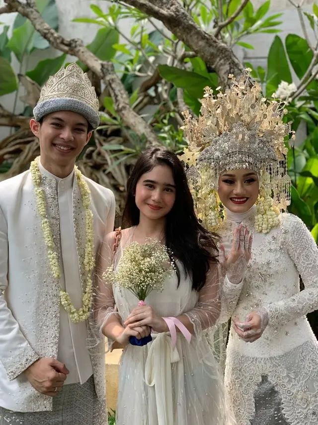 Gaya Seleb di Pernikahan Dinda Hauw dan Rey Mbayang