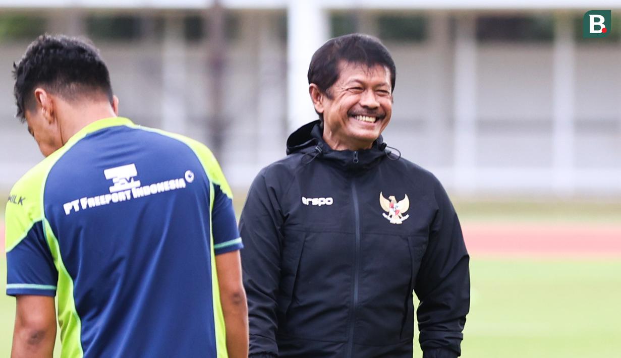 Tawa lepas Indra Sjafri pada sesi latihan bersama Timnas Indonesia U-20 di Stadion Madya, Gelora Bung Karno, Jakarta, Rabu (5/2/2025). (Bola.com/Abdul Aziz)
