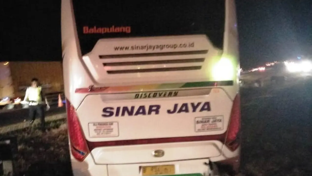 Bus Sinar Jaya yang menyebabkan kecelakaan maut di Tol Cipali, Kamis (14/11/2019). (dok Humas Polda Metro Jaya)